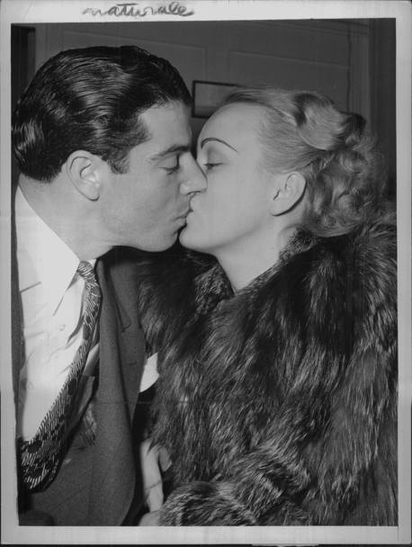 Nel 1939 DiMaggio sposa l’attrice Dorothy Arnold, conosciuta sul set del film Manhattan Merry Go-Round (in cui interpreta  se stesso), ma divorziano nel 1943. Dalla loro unione nasce Joe DiMaggio Jr. (Acme Newspictures)
